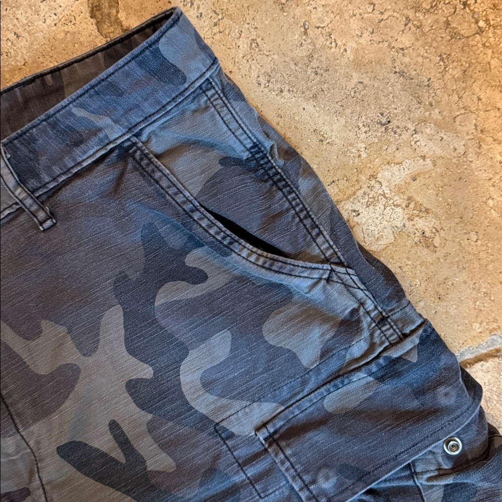 Levi's Camouflage Cargo Shorts - Picture 3 of 8